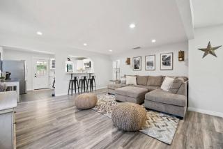 Magic Mountain 4 Bedroom 3 Bath Escape Modern Home - Santa Clarita - 0