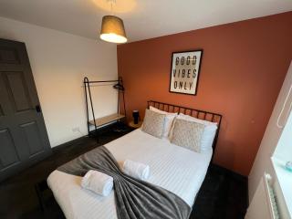 3 bedroom house with parking - 5