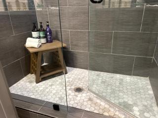 Modern Luxury Cabin W Hot Tub - Sevierville - 2