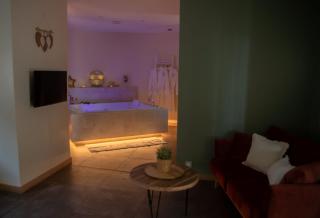 Le Mas aux Amoureux , Suite Romantique et Spa - 1