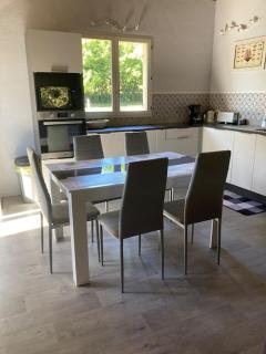 charment logement avec piscine et jardin - 8