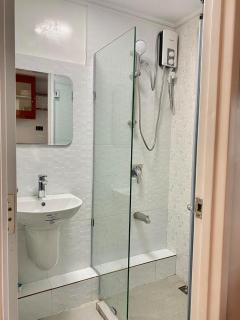 Modern 1BR with King Bed beside SM Mall - Davao - 5