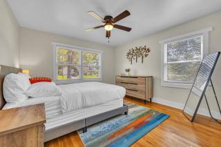 NEW! Modern Luxury w/ Pool Table 3BR/5BD Sleeps 10 - Decatur - 1