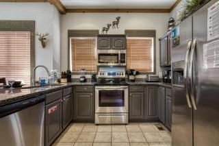 Greystone, Hot Tub, Game Room, FREE Attraction tickets each paid day, Pool Table, WIFI!!! - 4