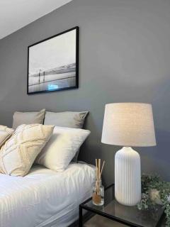 Beautiful Hatfield 2 Bedroom Apartment FREE Gated Parking - Modern Stylish - Business Park, Hertforshire University, St Albans, Welwyn Garden City, Luton Airport, Harry Potter Studio Tour - 7