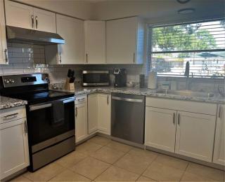 Newly Renovated Family Friendly Home - Venice - 9