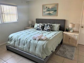 Newly Renovated Family Friendly Home - Venice - 5