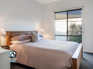 Coastal Style Pavilion House, Sea Views, Big Decks - one street from beach-Duney - 4