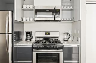 Hollywood 2BR w Gym Pool Lounge nr the 101 LAX-730 - 4