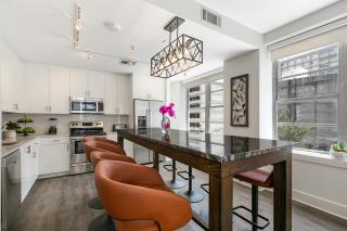 Chic 4BR Condo in California Building - New Orleans - 3