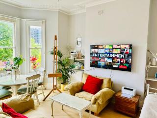 Artist's Bright Hampstead Heath Village 2 bed - 5