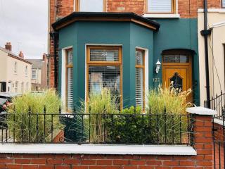 Cheerful 4 bedroom townhouse, side street parking - 5