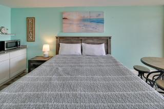 Oceanfront Studio with Pool Access in Myrtle Beach! - Myrtle Beach - 7