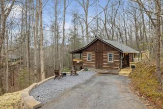 Smoky Speakeasy 2 Cabins 2 Hot Tubs and Private Pool - Gatlinburg - 4