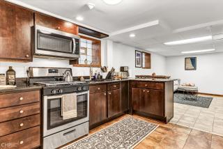 Stylish Garden-Level 2BR: Quiet Neighborhood - 2