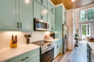 Luxe Broken Bow Cabin Hot Tub and Outdoor Fireplace - 1