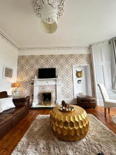 THE LAZY LION - Spacious 2 Bedroom - Town Centre Holiday Home Apartment - Port Glasgow - 4
