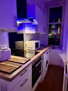 THE LAZY LION - Spacious 2 Bedroom - Town Centre Holiday Home Apartment - 3