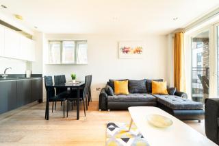Luxury Greenwich 2Bed 2Bath Apt - Sleep 6 Guest- 1 min from station - close to Greenwich Maritime- Playstation provided - 8