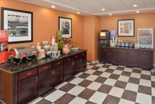 Hampton Inn Muscatine - Muscatine - 2