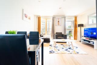 Luxury Greenwich 2Bed 2Bath Apt - Sleep 6 Guest- 1 min from station - close to Greenwich Maritime- Playstation provided - 9