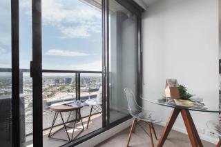 Stylish Studio on 28th Floor with Panoramic Views - 5