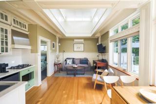 Cabin Charm - Hot Tub Bliss, Moments from the Beach - Cowes - 6