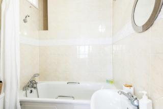 Ground Floor En-Suite Room with a Private Kitchen and Parking in a 5-Bedroom House at Hanwell - Hanwell - 4