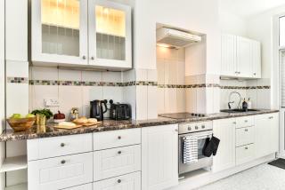 Ground Floor En-Suite Room with a Private Kitchen and Parking in a 5-Bedroom House at Hanwell - Hanwell - 3
