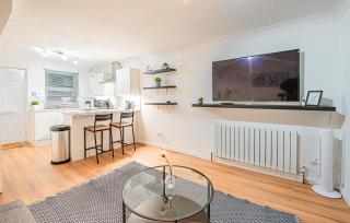 Bright Cosy Cottage with Parking and Outdoor Patio - Londra - 0