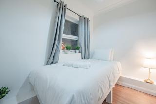 Bright Cosy Cottage with Parking and Outdoor Patio - 4