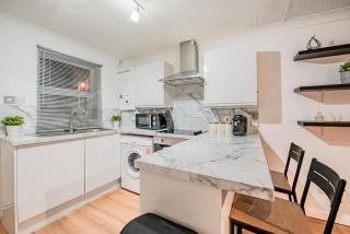 Bright Cosy Cottage with Parking and Outdoor Patio - Londra - 3