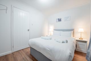 Bright Cosy Cottage with Parking and Outdoor Patio - 2