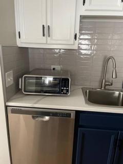 New Stylish Condo Monthly Rental - 3