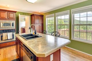 Hendersonville Retreat with Mtn Views and Deck! - Hendersonville - 1