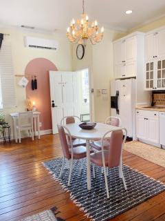 Charming 1885 Parlor Loft Downtown Savannah Stay - 1
