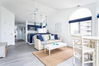 Beach 321 with Vaulted Ceilings Pool Hot Tub and Stunning Views from Private Deck - Traverse City - 2