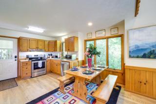 Dog-Friendly Blowing Rock Chalet with Stunning Views - Blowing Rock - 3