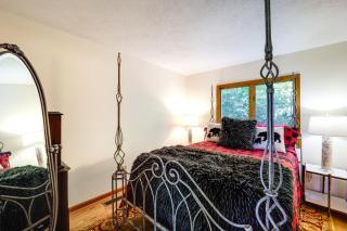 Dog-Friendly Blowing Rock Chalet with Stunning Views - 1