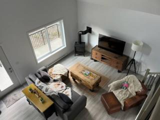 Stunning 5-bed Retreat in Sunshine Valley - 3