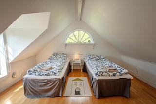 2 Bed House Sleeps 4 with Garden & Free Parking - 1