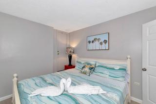 Walk to the Beach and Village - Hibiscus Villa - Siesta Key - 0