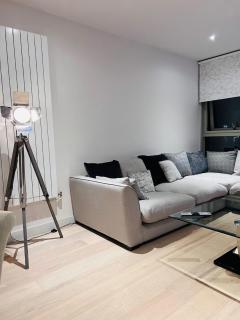 Luxury Royal Wharf 2 Bed - 8