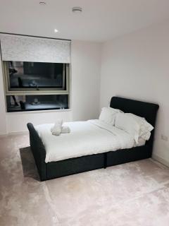 Luxury Royal Wharf 2 Bed - 3