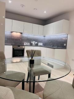 Luxury Royal Wharf 2 Bed - 2