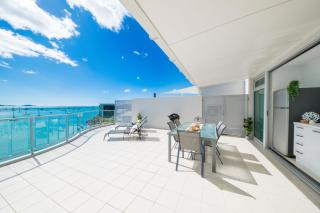 Penthouse Oasis On Airlie - 2