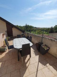 Spacieux - LITERIE HAUT DE GAMME - Billard - Fléchette -TV 65" - Netflix - Amazon Prime- LIT KING SIZE - 4 chambres - Jeux enfants - Terrasse - Barbecue - Géré par Presta-Zen'Services - Verdun - 5