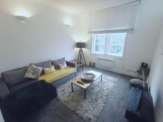 Luxe & Stylish Centralised Watford Apt - Fast Wi-Fi & Free Parking Near Harry Potter Studios Tour - Watford - 0