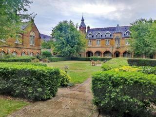 Luxe & Stylish Centralised Watford Apt - Fast Wi-Fi & Free Parking Near Harry Potter Studios Tour - Watford - 1