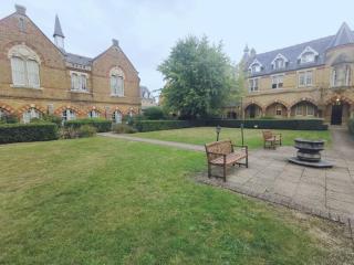 Luxe & Stylish Centralised Watford Apt - Fast Wi-Fi & Free Parking Near Harry Potter Studios Tour - Watford - 2
